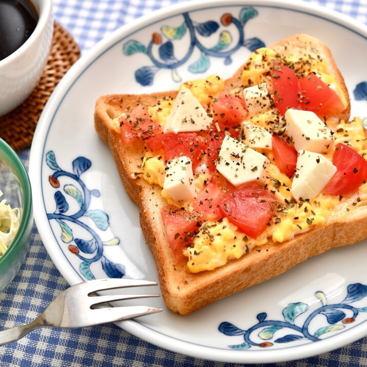 トマトとチーズのエッグトースト